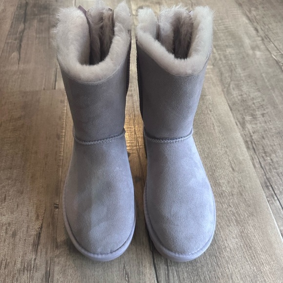 UGG Lilac Bailey bow NEW size 7, NWOB, hard to find, mid rise - Picture 5 of 6